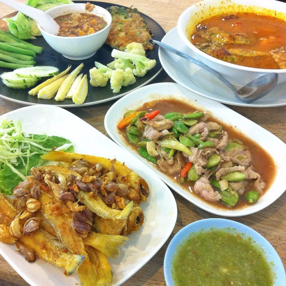 Southern Thai food.. Fried bitter bean with pork and shrimp paste, crab eggs "Nam Prik", fried tumeric fish w garlic, tumeric prawn soup|Eat in Thaiさん