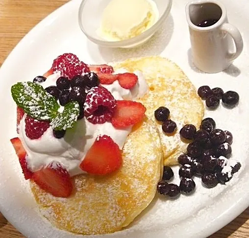 Snapdishの料理写真:Pan Cake with Nama Cream  ,fruits &  ice cream 😋|💖 ジジ 💖さん