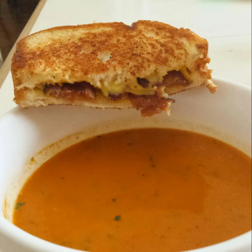 Snapdishの料理写真:Tomatoe & Basil Soup,  w/Bacon Grilled Cheese #BassTaste|BASS.TASTEさん