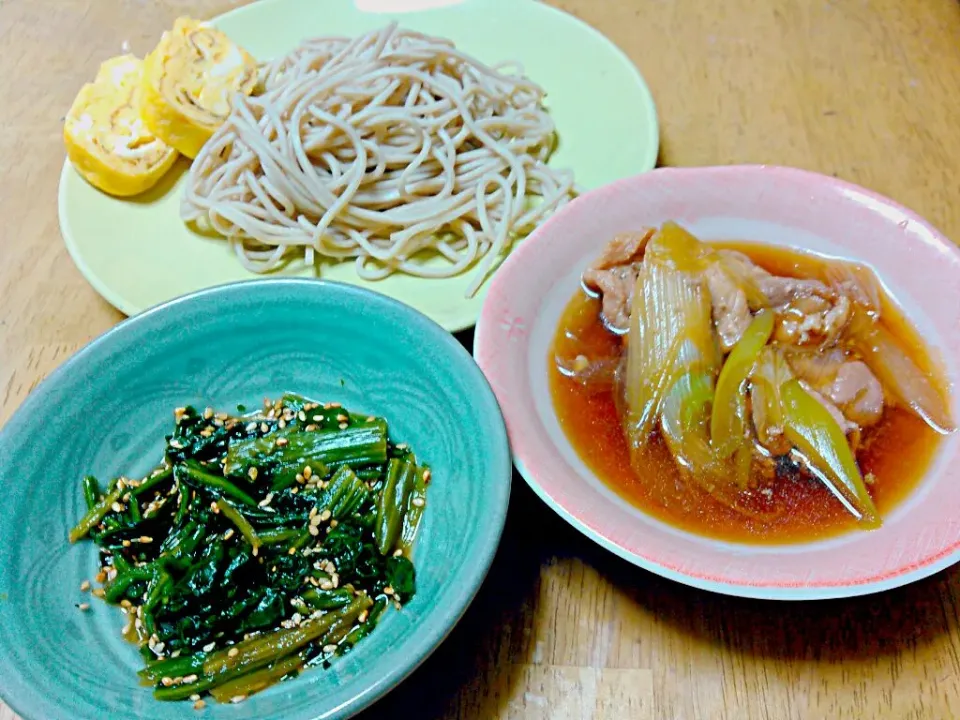 今日のお夕飯　そば　豚肉とねぎのつゆ　卵焼き　ほうれん草のごま和え|さちさん