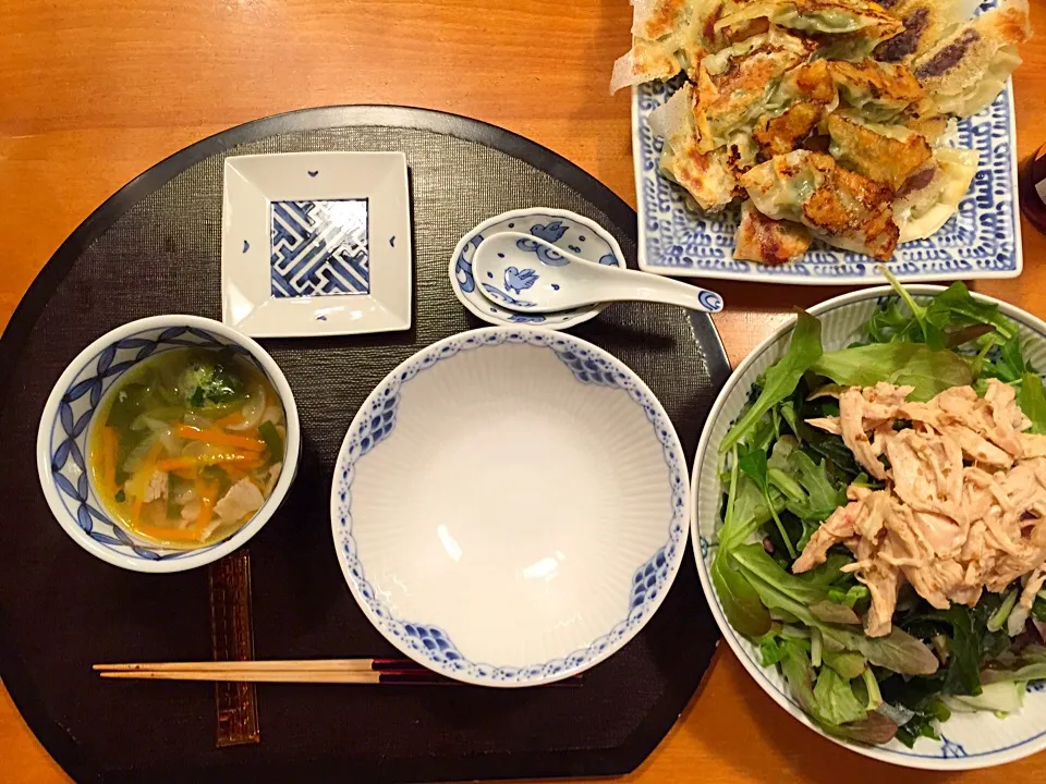 夕飯 2015/04/08 ほうれん草餃子、中華スープ、海藻と鶏肉のサラダ|lisataroさん