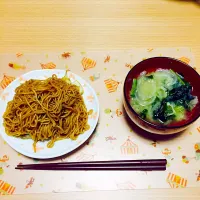 Snapdishの料理写真:やきそばと味噌スープ|さとまゆさん