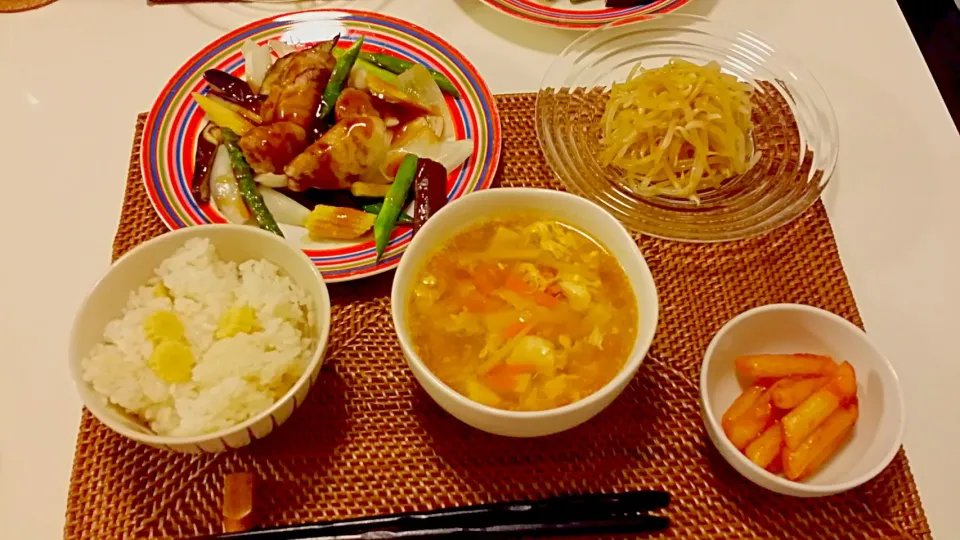 今日の夕食 豚肉と野菜の黒酢あんかけ、もやしの中華風サラダ、トッポギ、ヤングコーンの炊き込みご飯、酸辣湯|pinknari🐰🌈さん