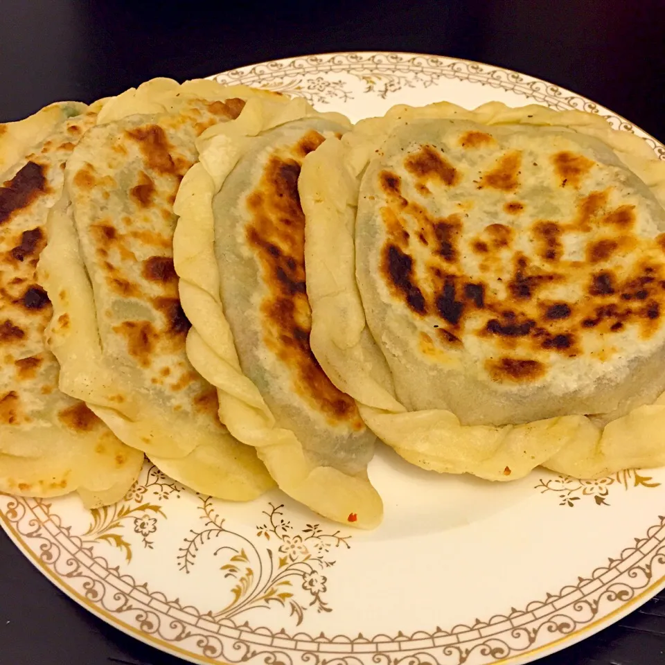 韭菜鸡蛋木耳馅盒子😋😋😋|爱吃鱼的大脸猫さん