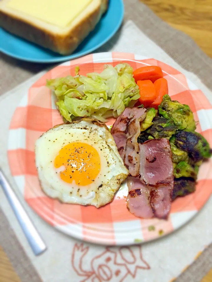 Snapdishの料理写真:焼きアボカドとその他、家にあるものでわちゃっと。|morimi32さん