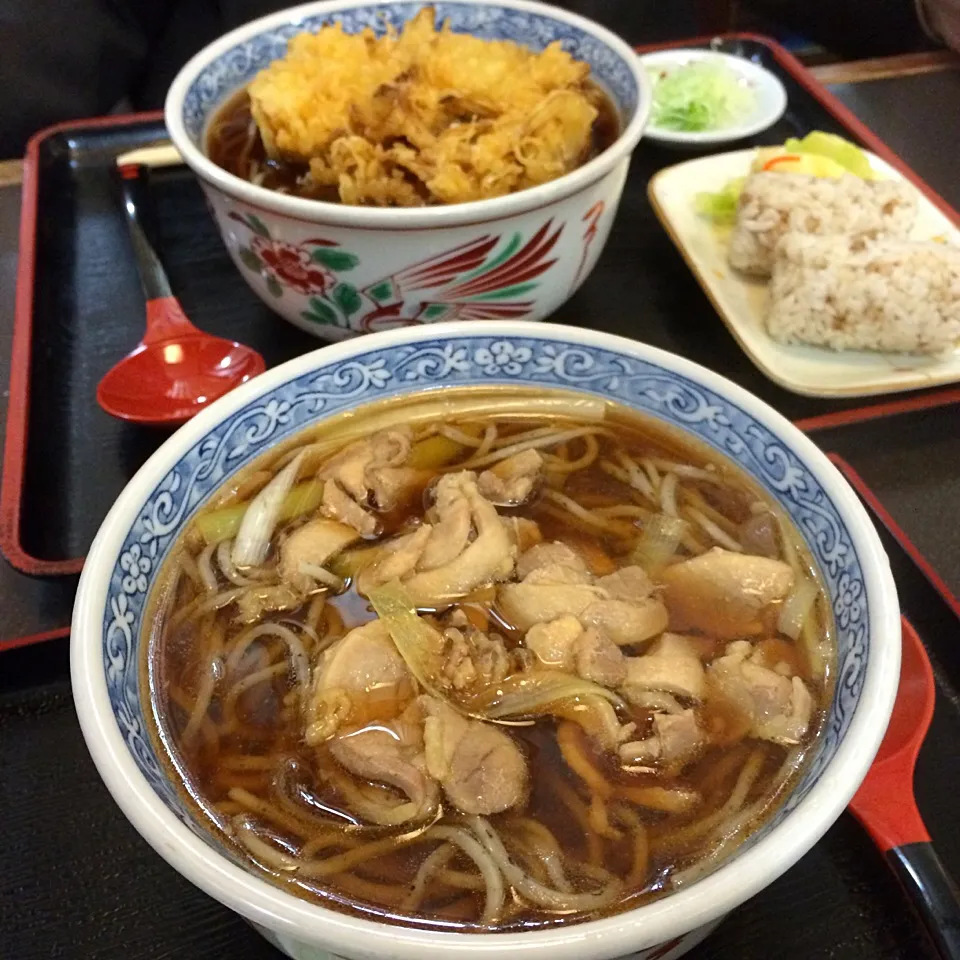 Snapdishの料理写真:今日の日替りはかしわそば。そばの実のおにぎりも食べて く、くるしーっ。|しーさん