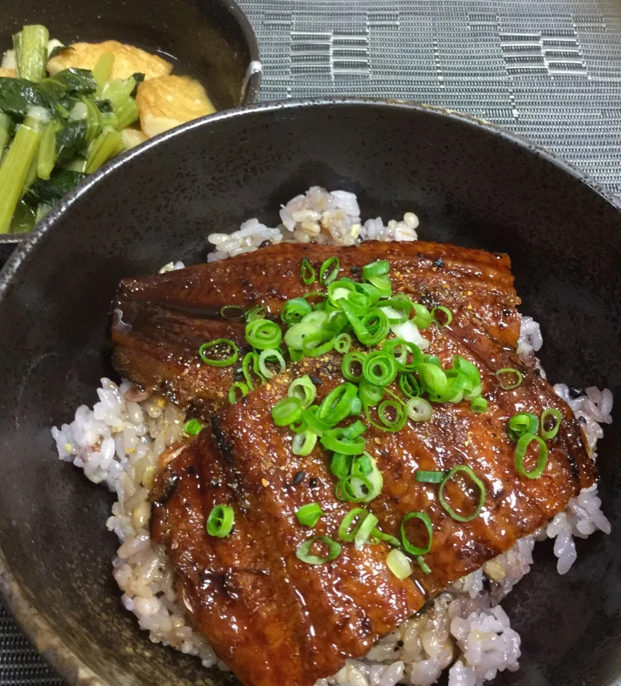 十六穀米鰻丼、小松菜とまる天の煮浸し|おくちゃんさん