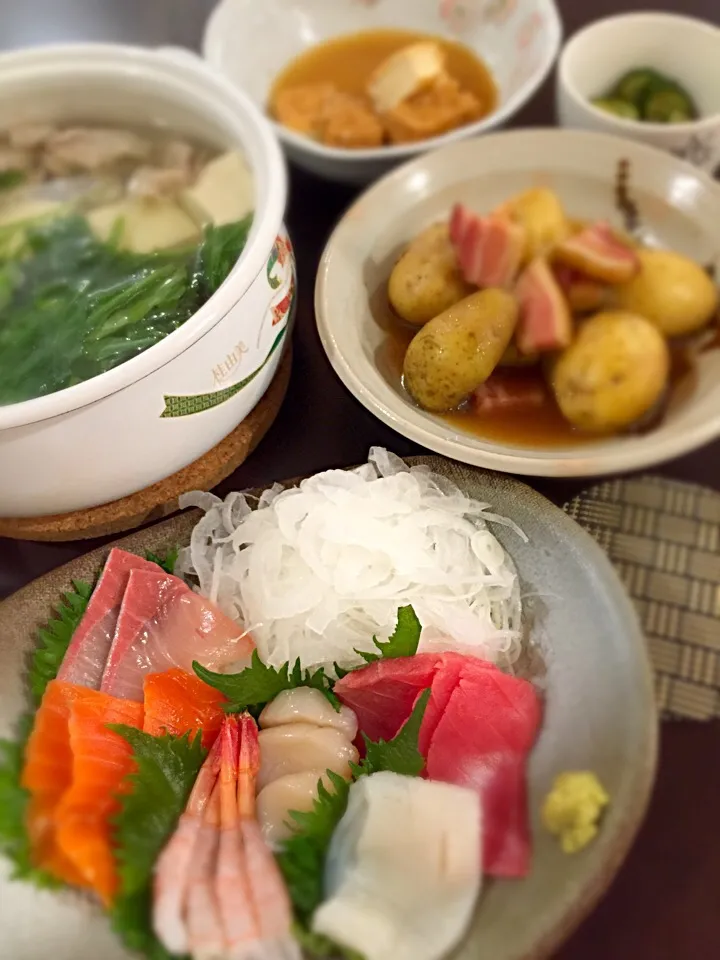 Snapdishの料理写真:新ジャガベーコンの煮物🍀お刺身🍀湯豆腐🍀厚揚げの炊いたの|mochaさん