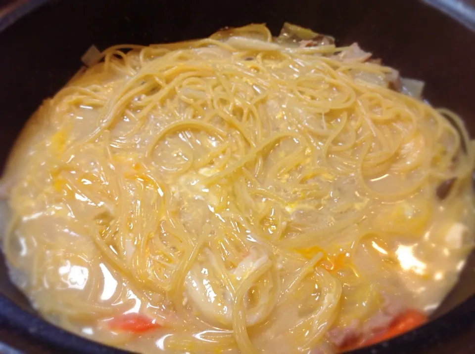 豆乳鍋🍲にパスタを投入✌️カルボナーラ風😋|アライさんさん