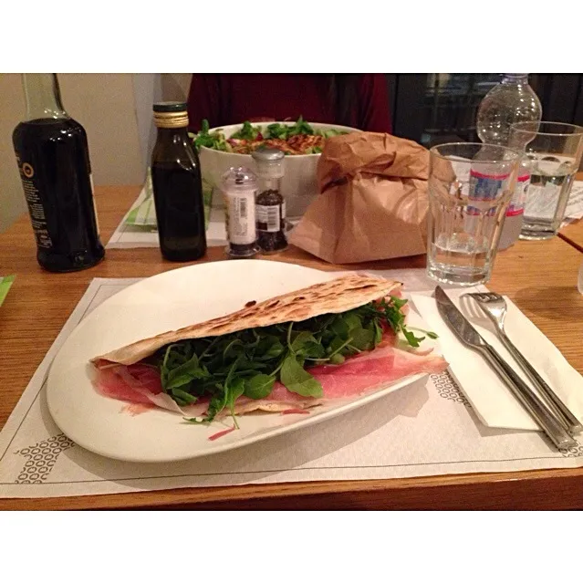 Piadina, bread, salad, water|alessia linさん