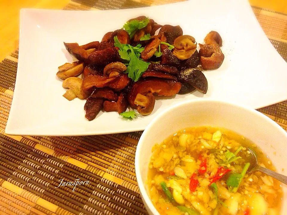 Fried mushrooms with Salt and Pepper : เห็ดหอม-เห็ดแชมปิญองคั่วเกลือ|Jaraspornさん