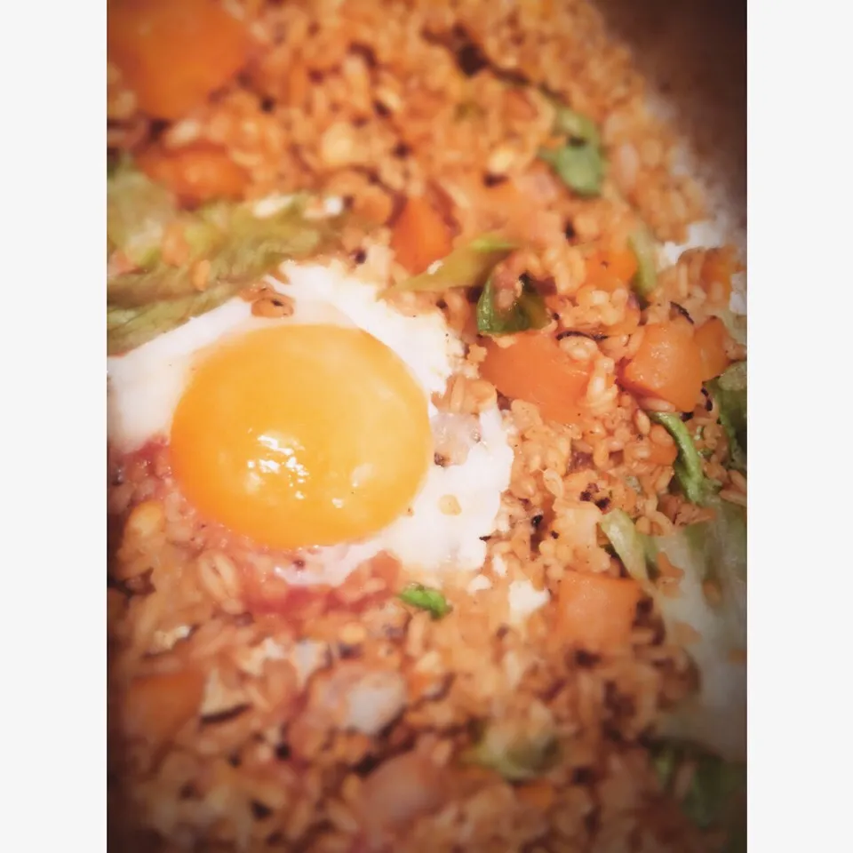 Garlic fried grain rice with egg for tmrw's lunch 麦米のケチャップ炒めガーリック風味|emi tanakaさん