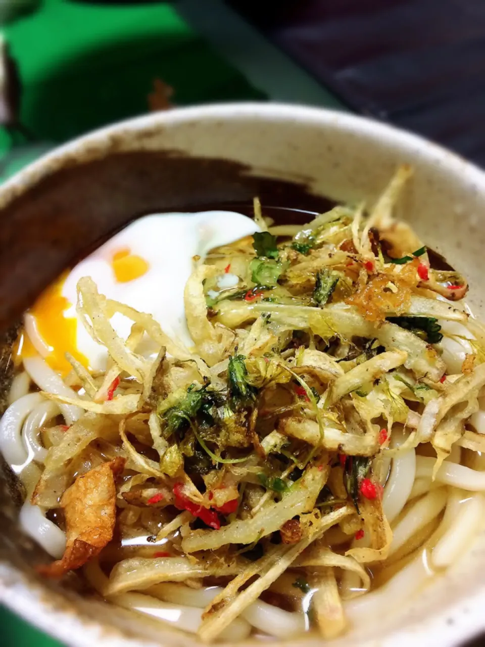 春野菜のかき揚げうどん温玉添え(ルッコラの花、新ごぼう、豆苗、玉ねぎ、ちくわ、紅生姜)|ちさとさん