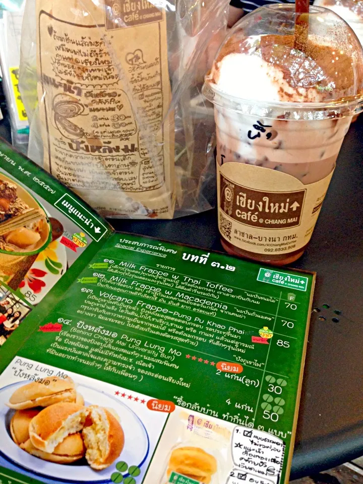 Iced ovaltine with buttered bread|PhUnGさん