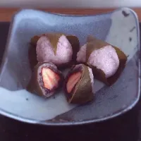 Snapdishの料理写真:Japanese sakuramochi with strawberry inside/ イチゴ入り桜餅|Konさん