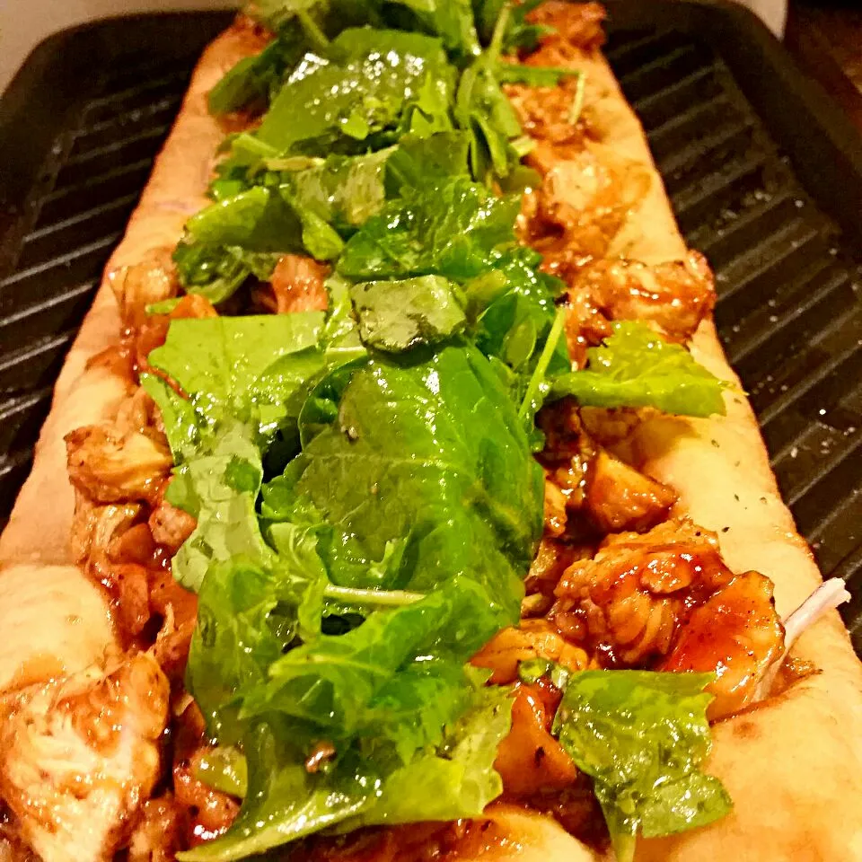 Grilled BBQ Chicken Flatbread with Cheddar Cheese Red Onions Baby Spinach|Crystal Carltonさん