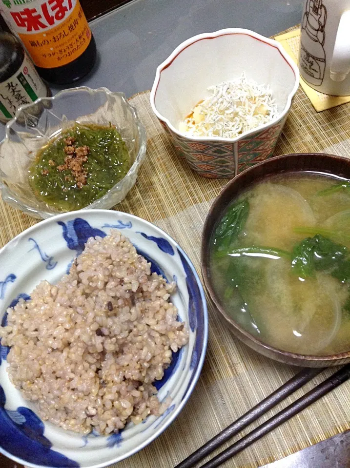 Snapdishの料理写真:しらすおろし＆めかぶ＆ほうれん草と玉ねぎの味噌汁|まぐろさん