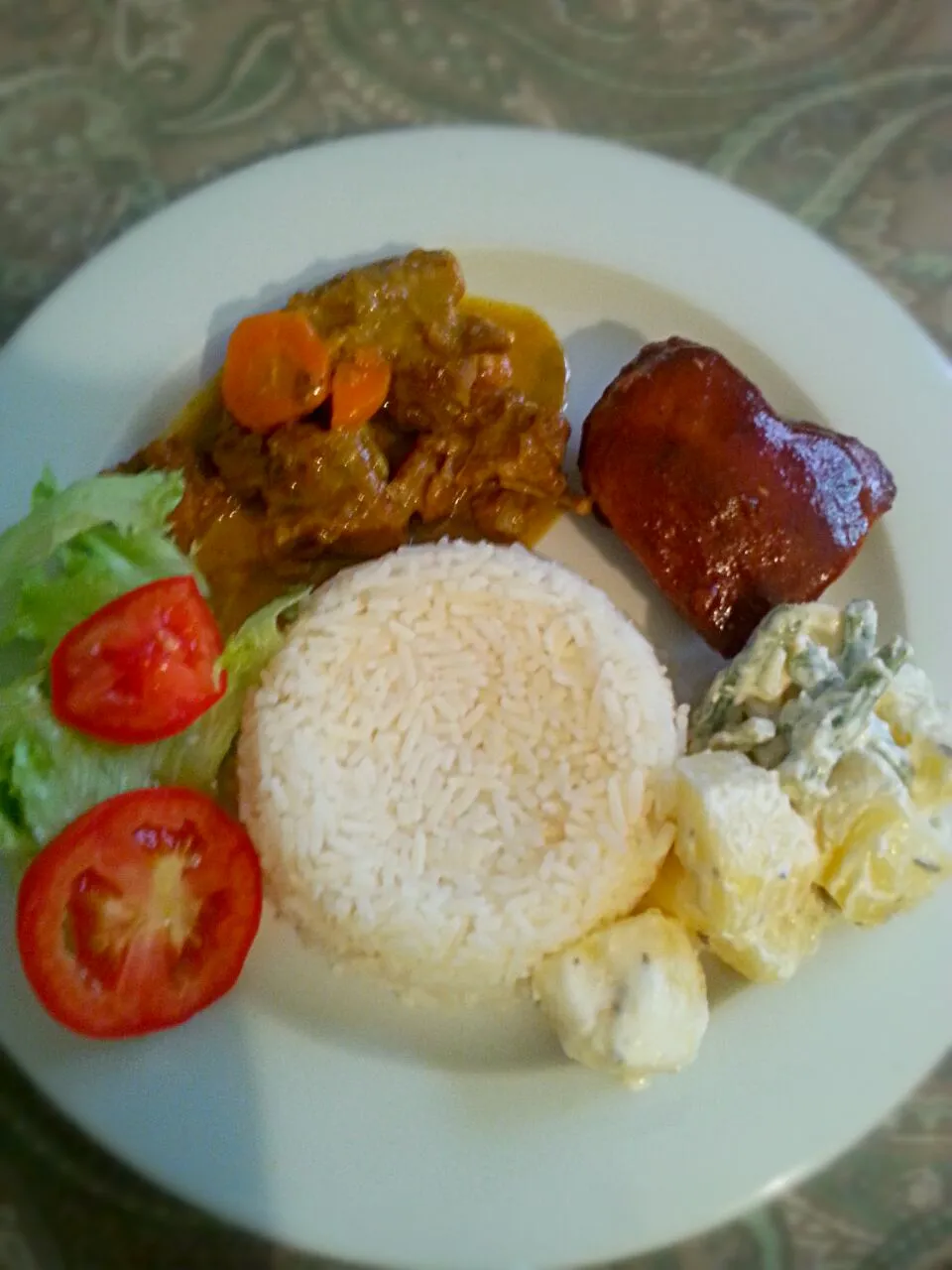 backed chicken,curried mutton,rice, potato salad and veg|Alicia Kimaliさん