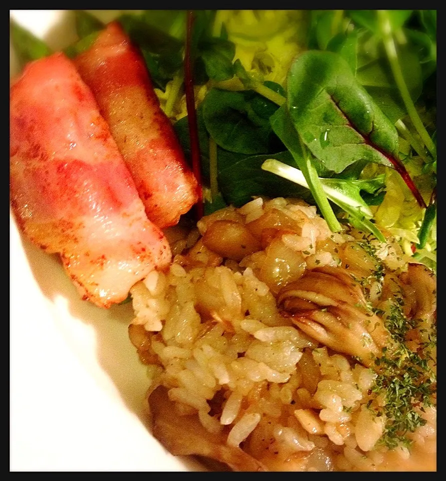 Snapdishの料理写真:舞茸チャーハンとアスパラのベーコン巻き。Maitake fried rice and asparagus wrapped in bacon|toyamadaさん