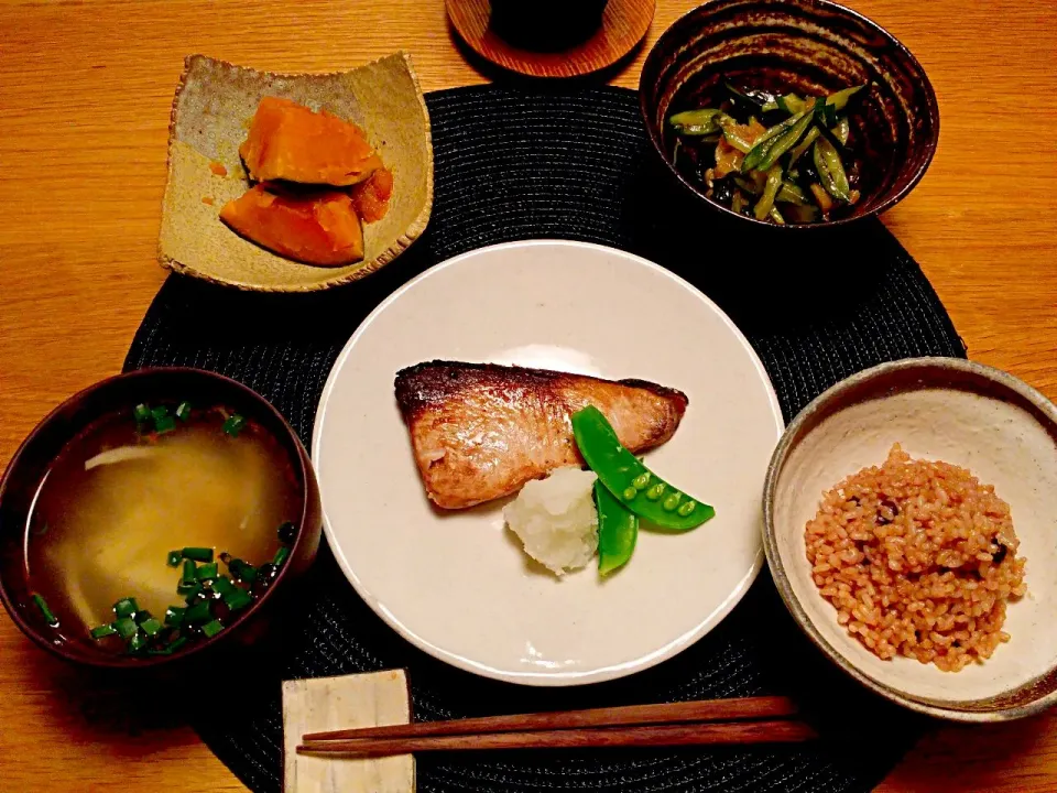 Snapdishの料理写真:ぶりの塩焼き/くらげの中華サラダ/かぼちゃ煮物/豆腐わかめ味噌汁/酵素玄米|lotusさん