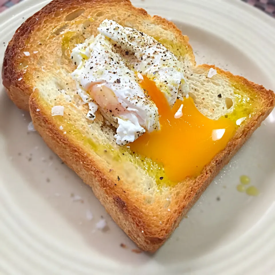 Snapdishの料理写真:Poached Egg Toast with truffle oil|Alisaさん