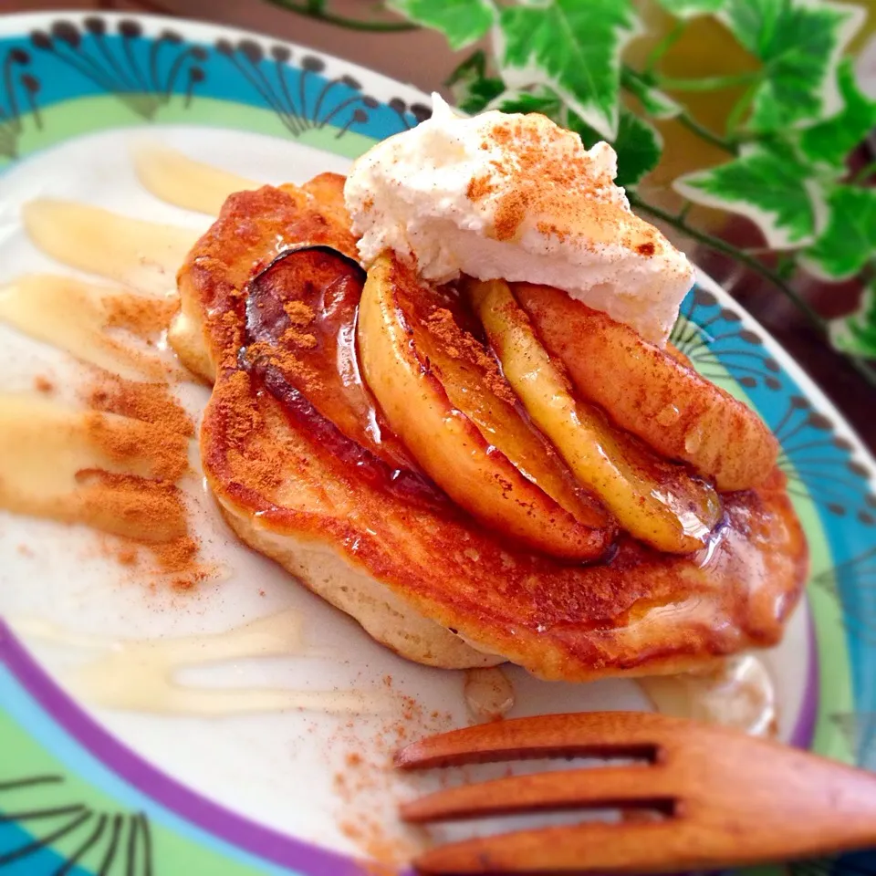 ココナッツオイルの焼き林檎パンケーキのせ🍎|ららさん