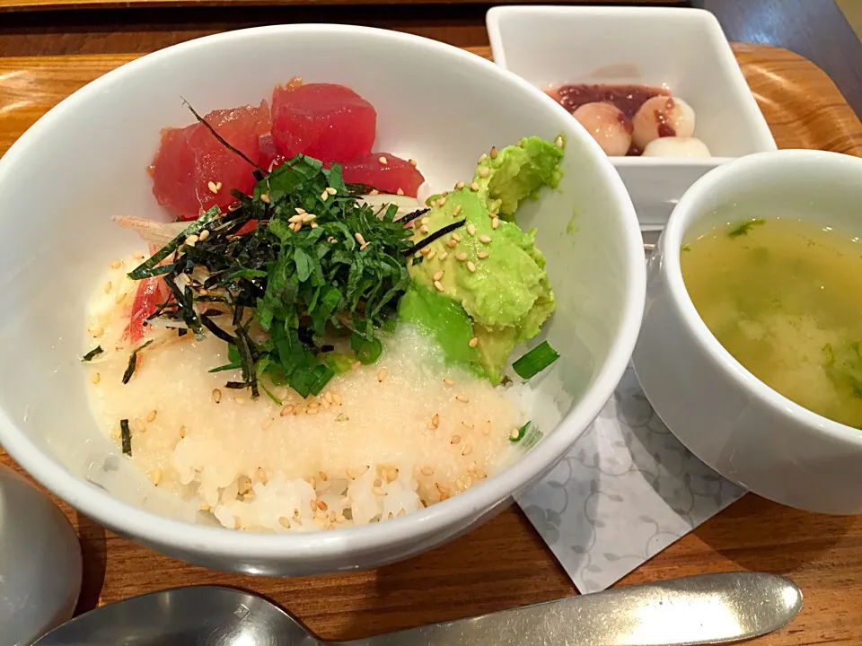 マグロ、アボカド、トロロ丼♪|nana*さん