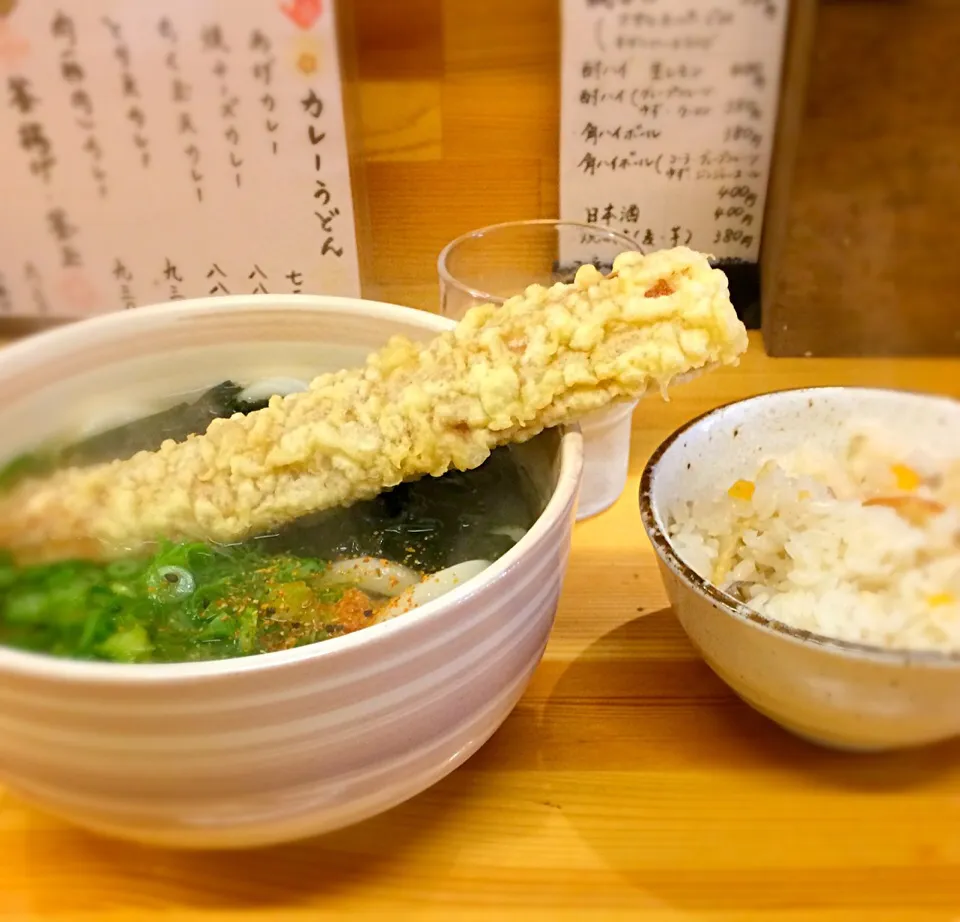 Snapdishの料理写真:昼は  ワカメうどん＋竹輪天、かやくご飯|mottomoさん