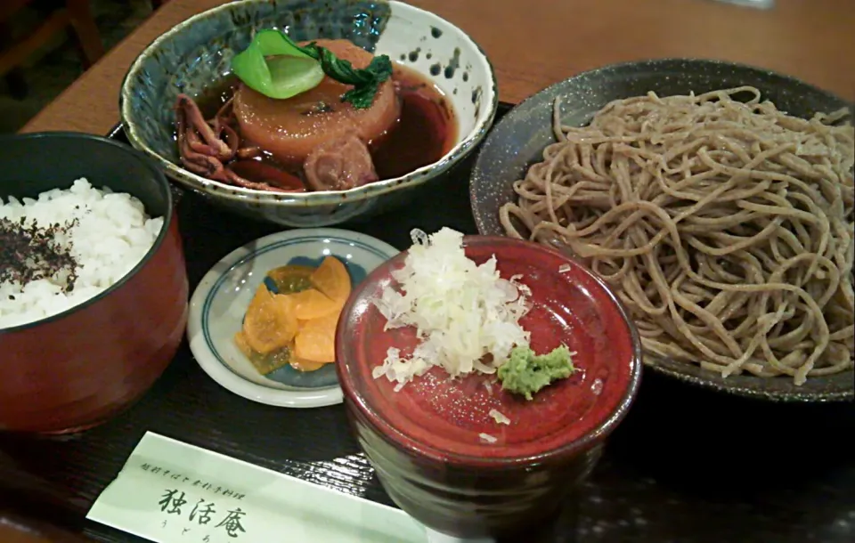 本日は越前蕎麦どすぇ。家に帰ったら桜蕎麦が買ってあるのですわよ🍝💦最近、体内蕎麦濃度が高いですわ💦蕎麦アレルギーの人に近寄ったら嫌われるかなぁ㊙|にゃあ（芸名）さん