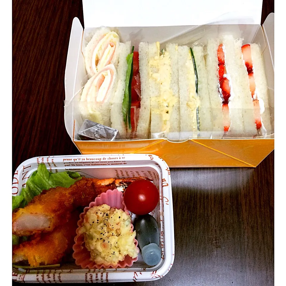 2015.4.9♡お弁当🍱
＊いちごサンド
＊たまごサンド
＊野菜サンド
＊ハムとチーズサンド
＊エビフライ
＊ポテトサラダ
＊ミニトマト
＊チーズ|kina8さん