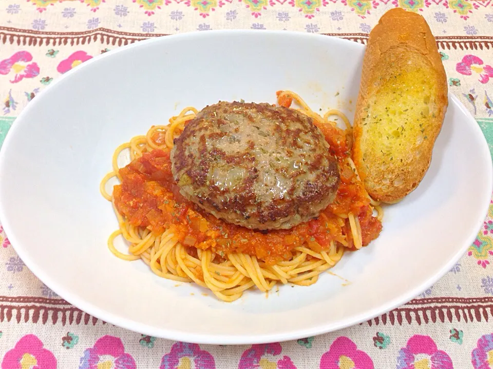 トマトソースパスタ  ハンバーグ乗せ|まきさん