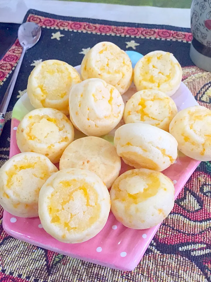 Snapdishの料理写真:Freshly baked Pao de Quiejo|Rhodalyn Izza Tさん