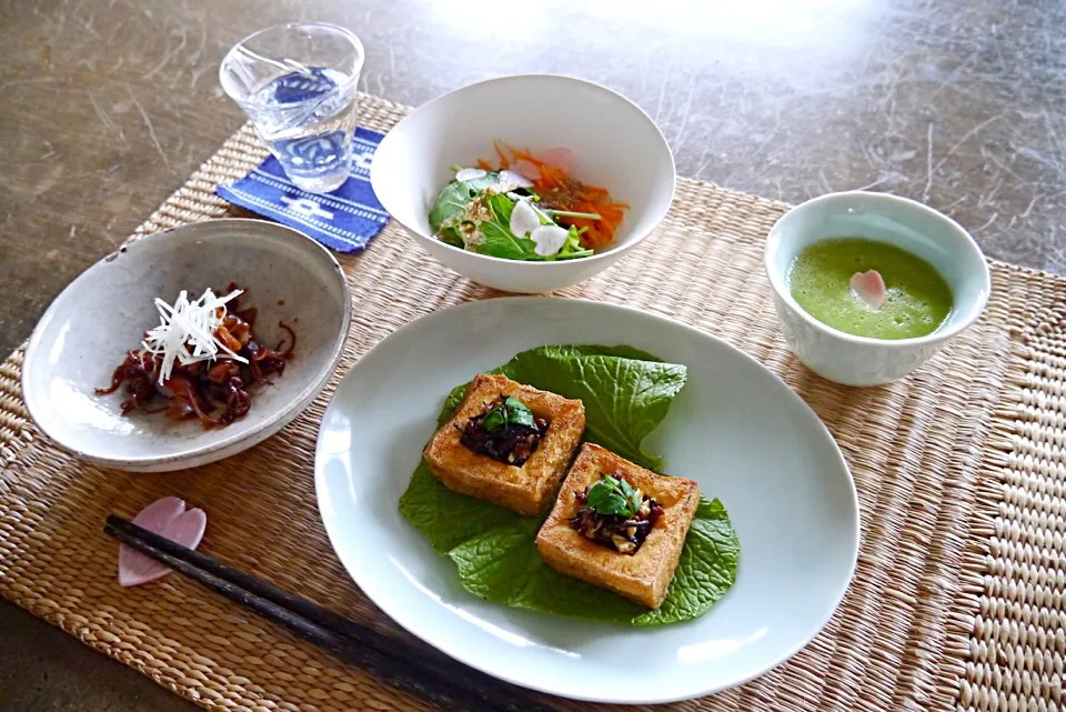 厚揚げの詰め物    ホタルイカの生姜煮  ルッコラと春にんじんの胡麻酢  スナップえんどうのすり流し  日本酒|Kaori Shimizuさん