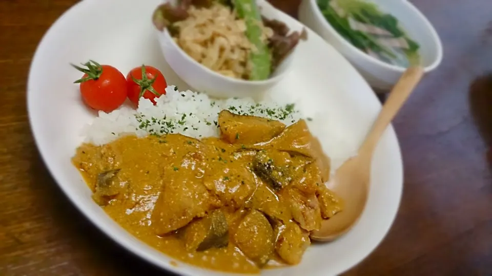 なすと鶏肉のヨーグルトカレー。
もやしのバンバンジーサラダ。ほうれん草のすーぷ。|ESTさん