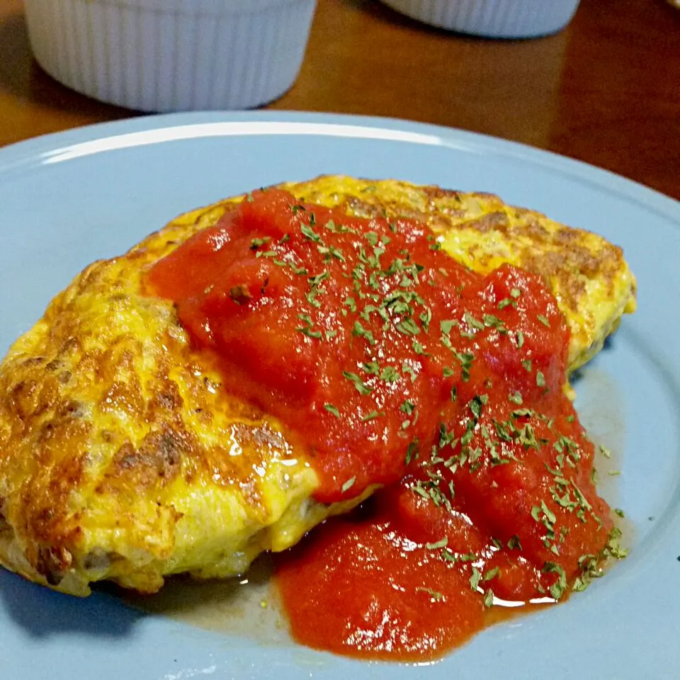 挽き肉と新たまのオムレツ   トマト🍅ソースかけ|ふりるさん