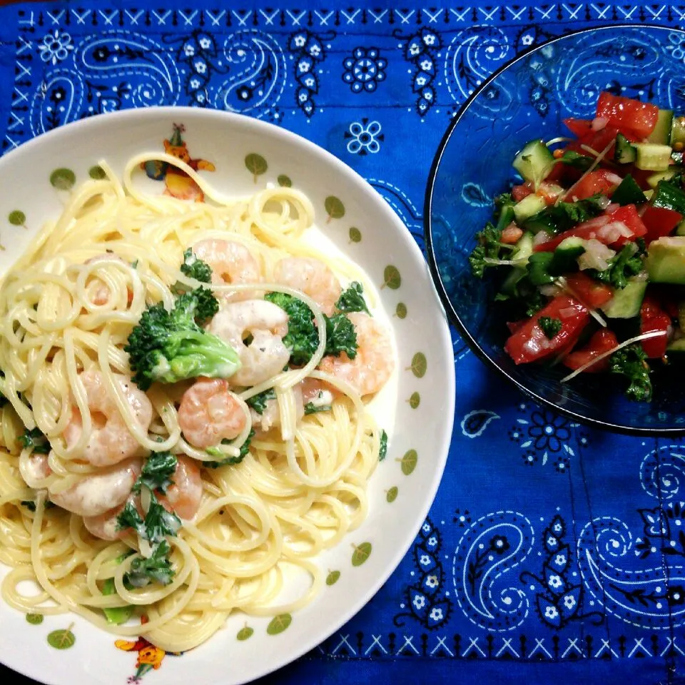 Snapdishの料理写真:Shrimp and broccoli pasta with homemade alfred sauce
Tomato and cucumber salad #alfred #pasta #homemade #salada #cucumber  #tomato|chiecoさん