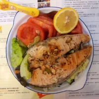 Panfried salmon with tomato salad and squeezed lemon juice|Jeanieさん