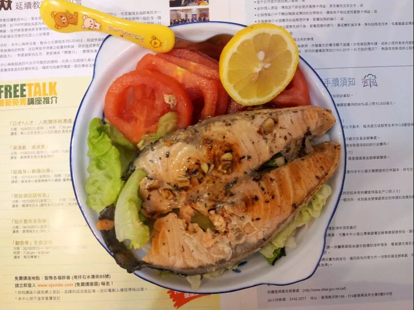 Panfried salmon with tomato salad and squeezed lemon juice|Jeanieさん