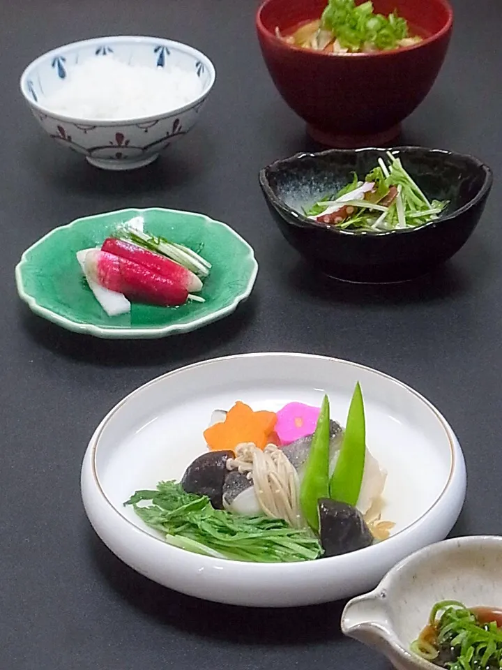 今晩は、花冷え鱈ちり、蛸のマリネ、大根と水菜の漬物、豚汁、ご飯

昨日ほどでは無かったものの、花冷えの今日。鱈を小鍋風に頂きました。
汁物も、具の多すぎる豚汁で、温かく(^^)

どれも旨味たっぷりで、口が満足。
濃い味や油が少なくても美味しく出来るのが和食の良いところ。

今日も美味しかった！|akazawa3さん