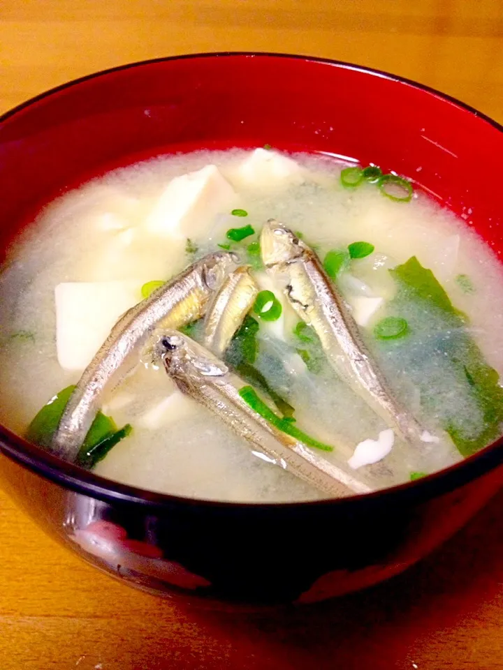 新玉ねぎと豆腐の味噌汁🍲いりこからダシ取りました🎵|まいりさん