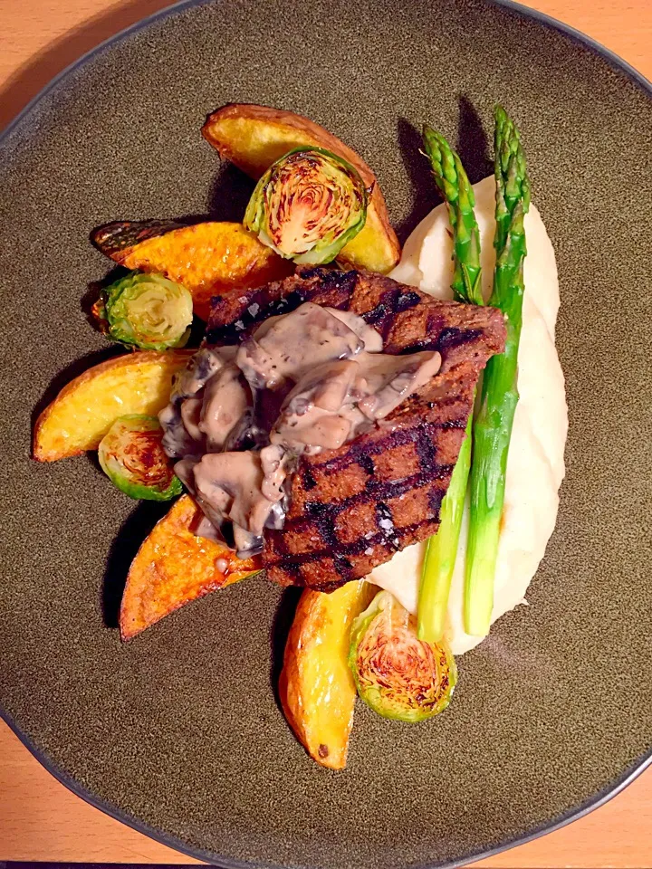 Grilled Beef Rump, Roasted Potato Pumpkin + Brussel Sprouts, Parsnip Puree + Mushroom Sauce|Chrisy Hillさん