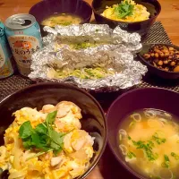 親子丼、鮭のホイル焼き、豆の煮物、豆腐のお味噌汁|haa*さん