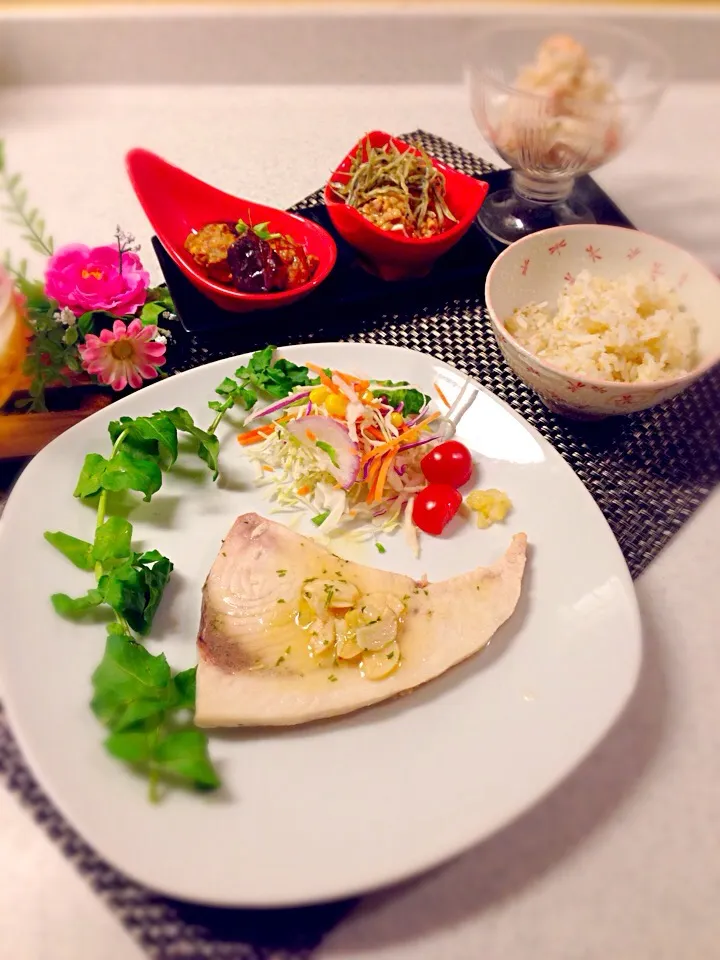 今日の晩御飯/カジキマグロの塩レモンソテーとキヌアご飯と一昨日の肉団子をリメイクしてナス味噌炒めと納豆と小女子の冷奴と玉ねぎと人参の自家製ピクルス入りの春雨サラダ|BabyRIKAさん