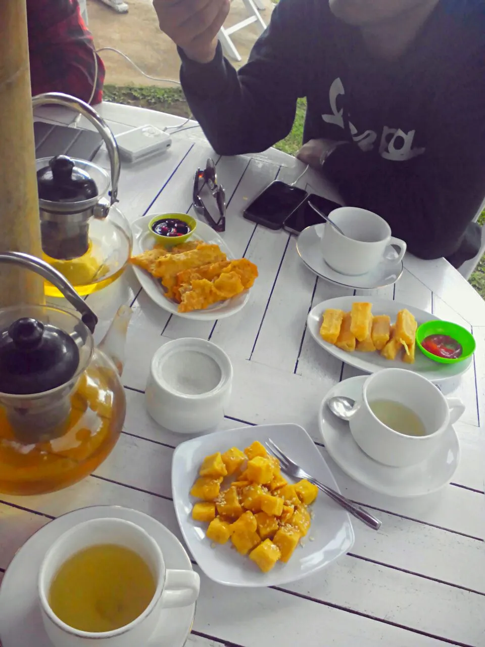 Snapdishの料理写真:green tea and raja tea
with kind of traditional snack|Citra Indahさん