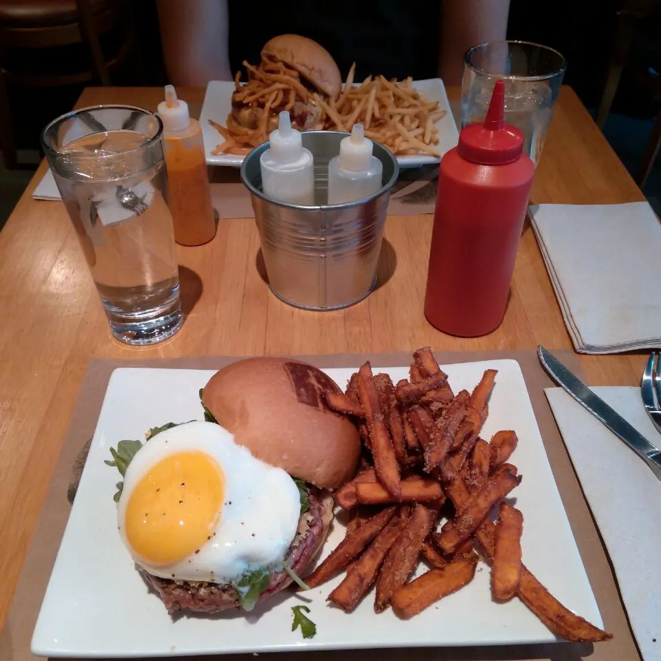 Umami burger, sunny side.
Still reminiscing from yesterday.|MyFoodBlogさん