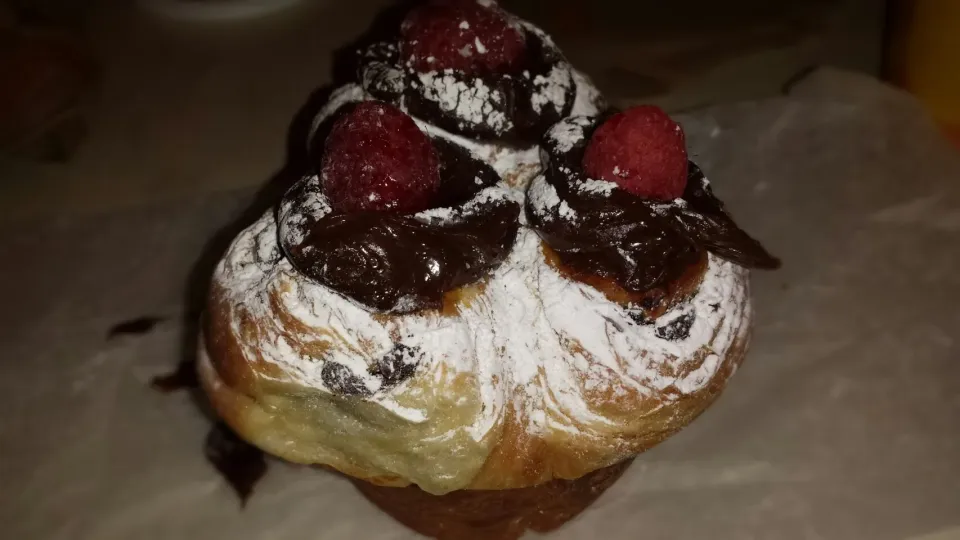 Mocha Croisbun Topped With Fresh Raspberries|Christian J. Torres Cañarteさん