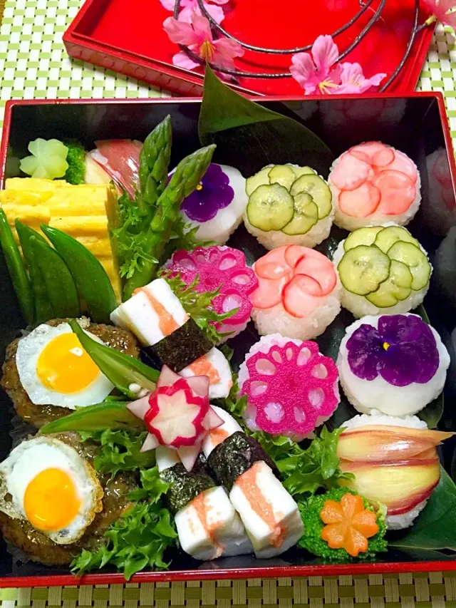 Snapdishの料理・レシピ写真:金曜日のお弁当💖｜お花咲きはじめました！！〜お皿の上のお花図鑑♪季節を彩る〜お花寿司♪冬から春編