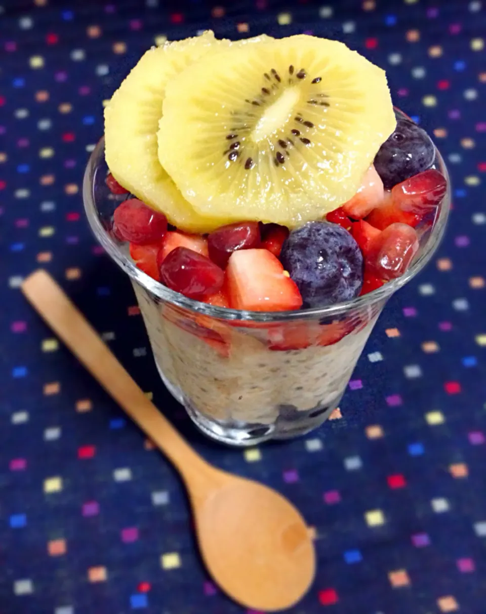 Breakfast of Banana overnight oats with mixed berries and golden kiwi|coxiella24さん