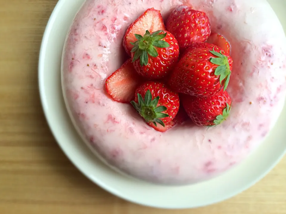 志野さんのカルピスムースのケーキ  苺でおめかし編🍓|ぷにさんさん