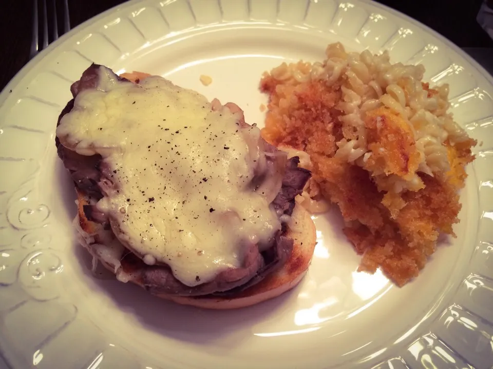 Philly cheese steak & 4 cheese mac & cheese|chef_MelissaWさん